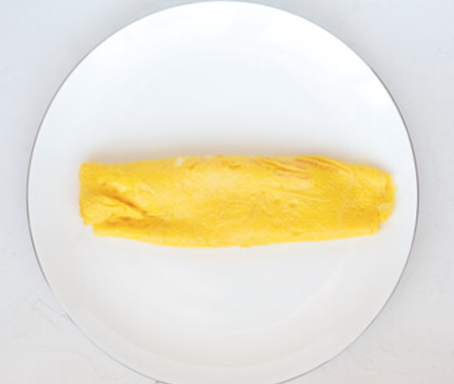 Ensalada de lechugas variadas y pepinillos con tortilla de huevos y arroz blanco en conserva